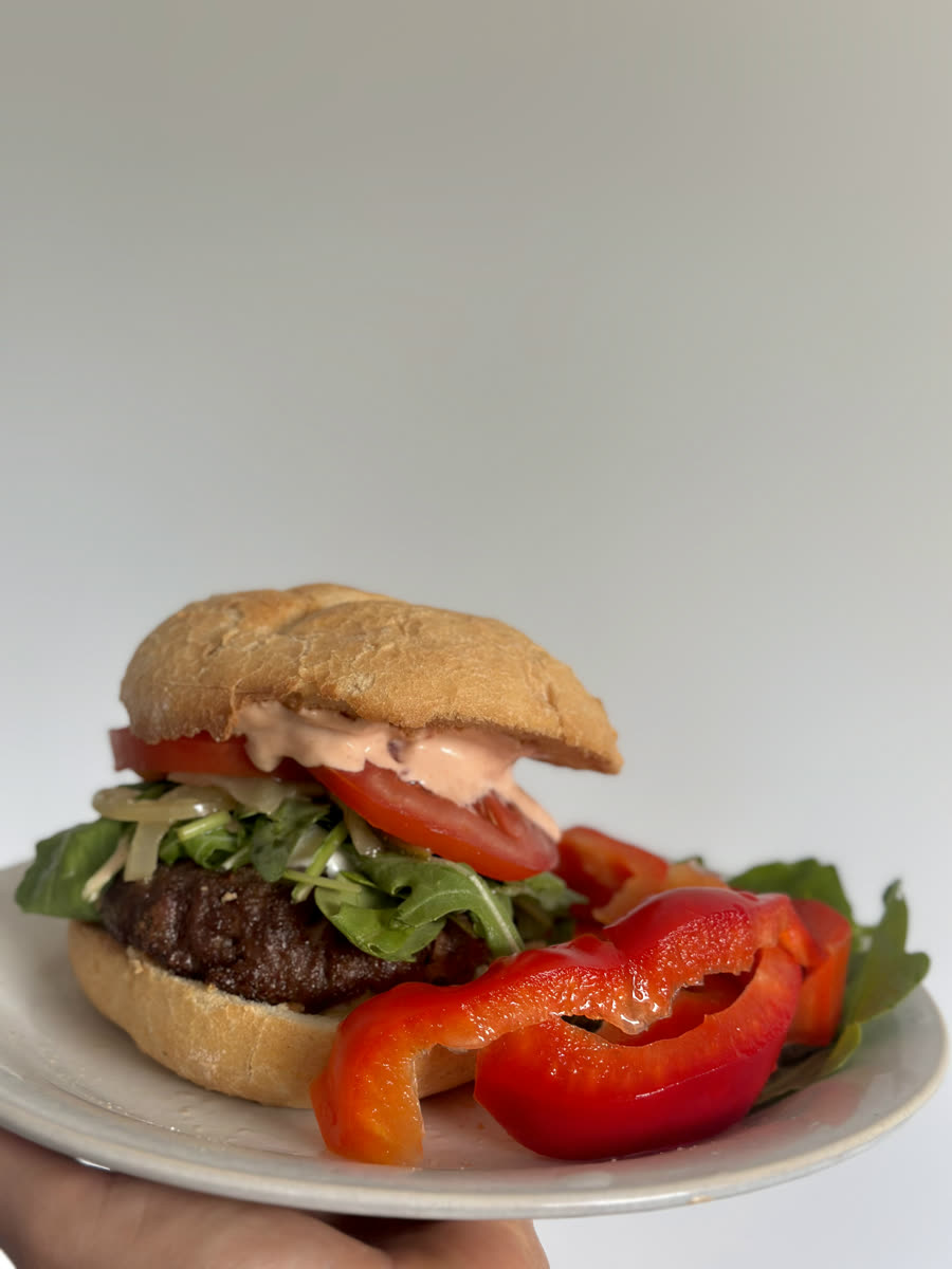 Domowy burger z warzywami i papryką