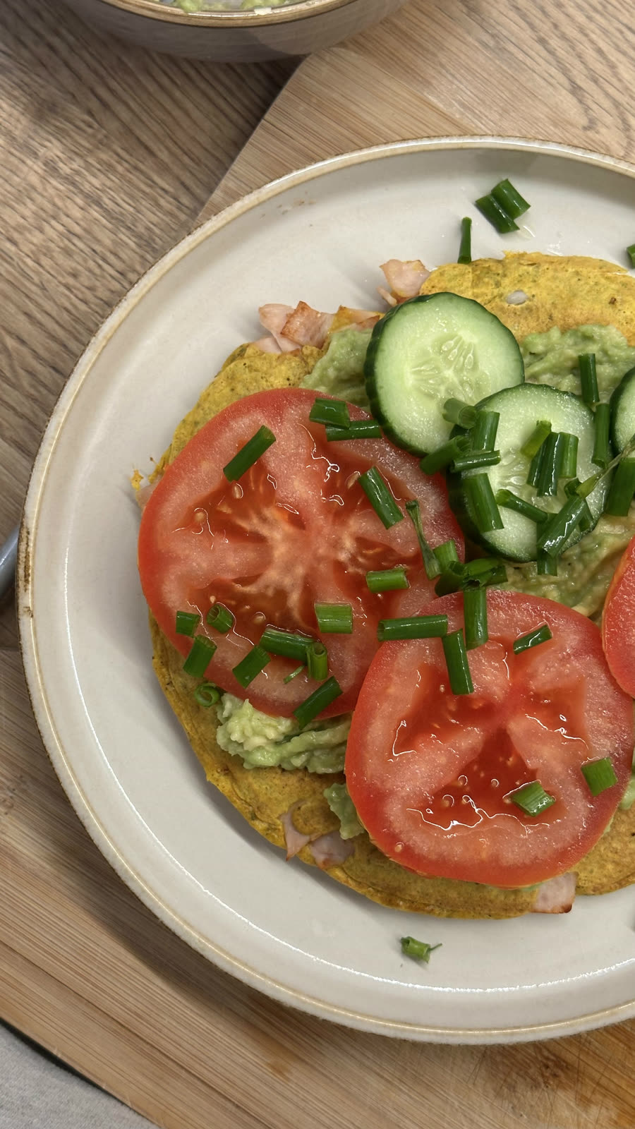 Omlet z serka wiejskiego z guacamole, pomidorem i ogórkiem