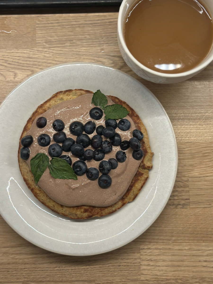 Omlet białkowy z kremem czekoladowym i borówkami