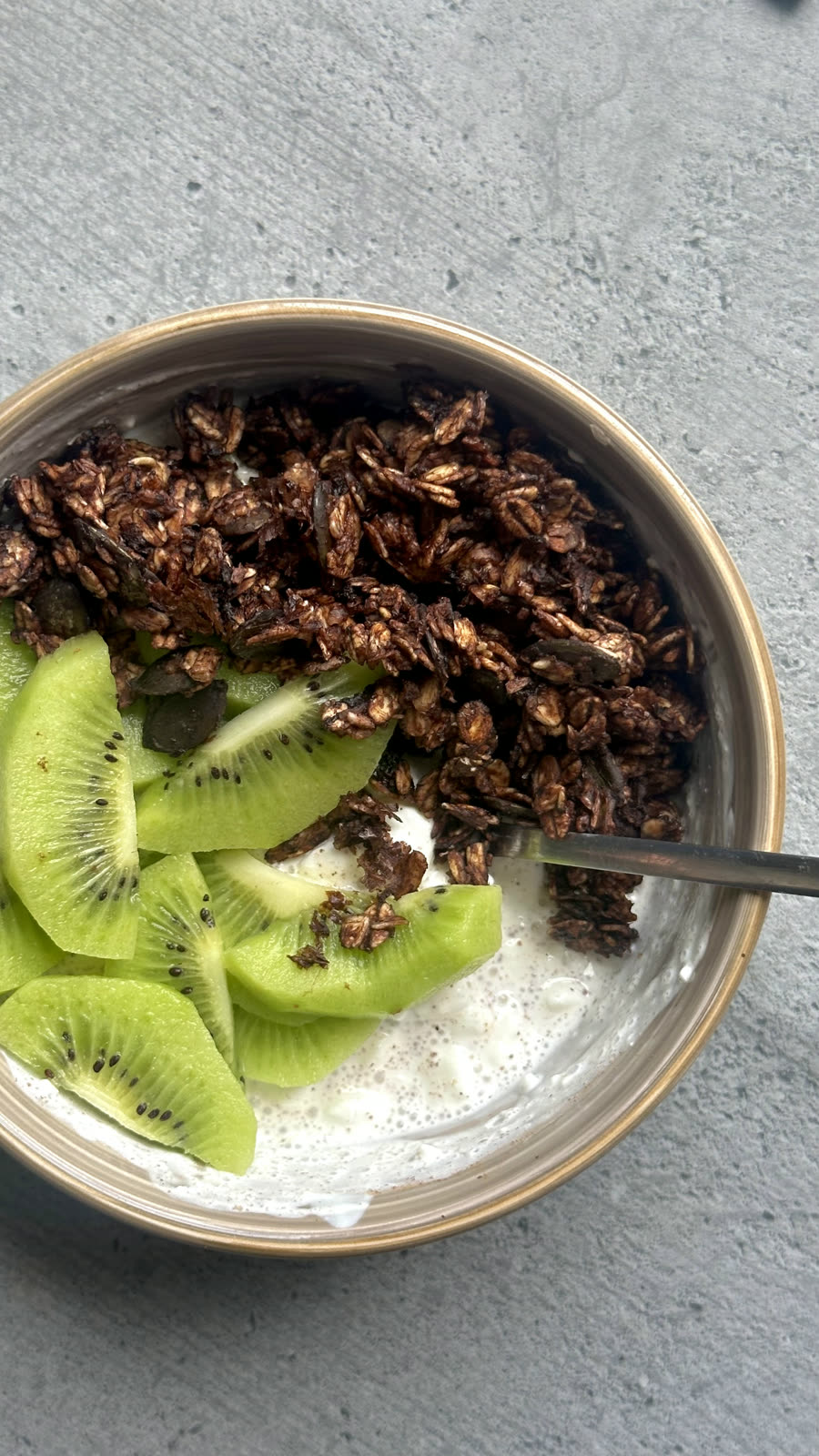 Jogurt z kiwi i domową granolą